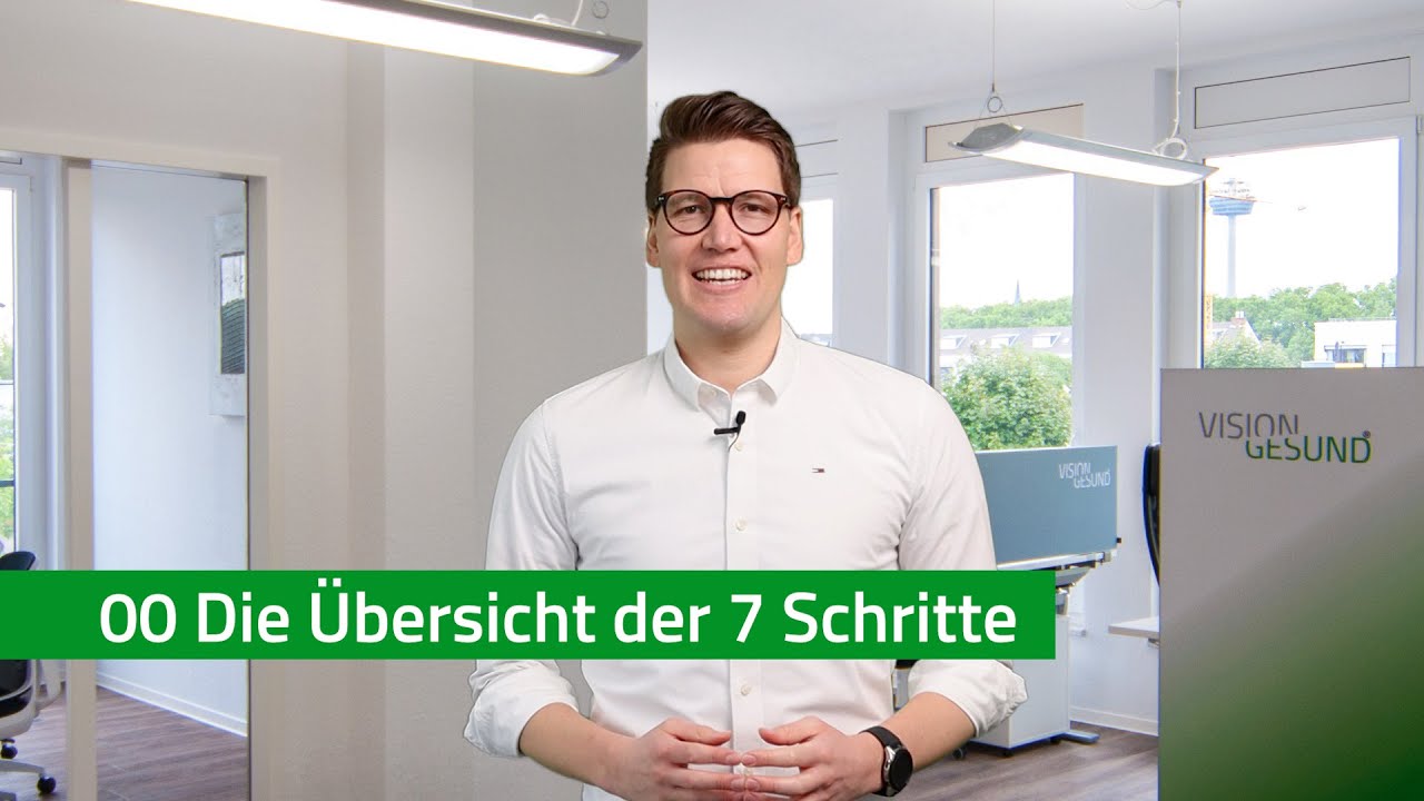 Geschäftsführer VisionGesund steht im Büro und berichtet zur psychischen Gefährdungsbeurteilung