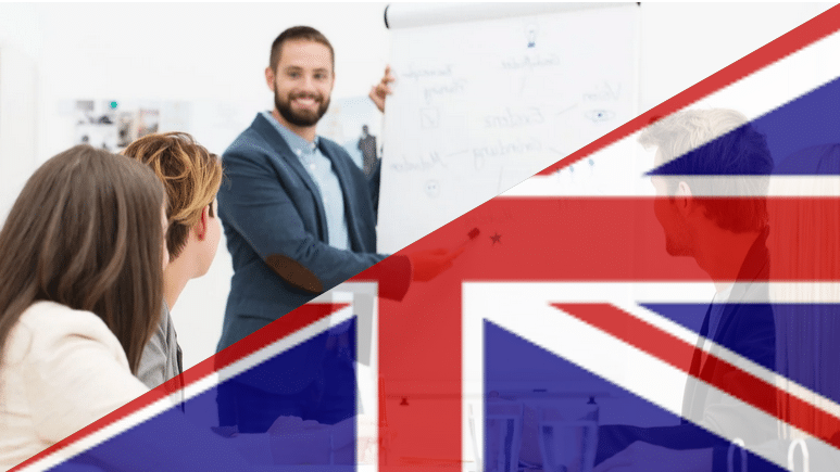 Eine Gruppe von Personen sitzt in einem Meetingraum, während eine große britische Flagge transparent über die Szene gelegt ist.